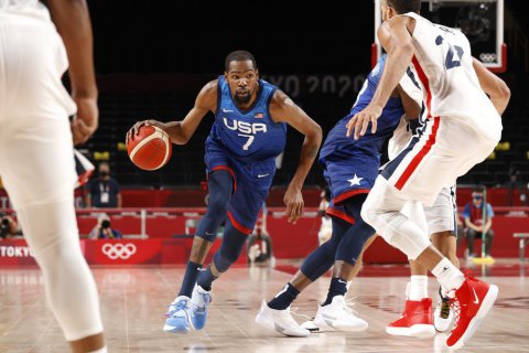 Мужская сборная США по баскетболу сенсационно уступила в стартовом матче Олимпиады-2020