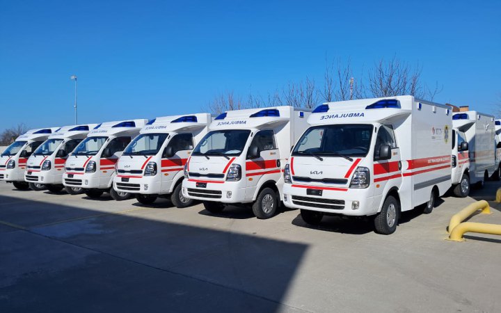 Україна отримала від партнерів 30 автомобілів швидкої допомоги і мобільну лабораторію