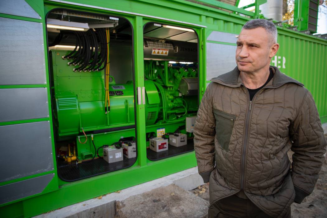 Мер Віталій Кличко біля першої когенераційної газопоршневої установки, яка запрацювала в листопаді 2024 року. 