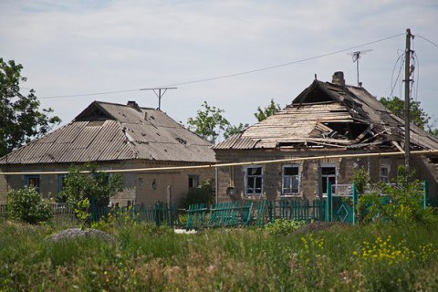 В результате обстрела боевиками Марьинки пострадала местная жительница