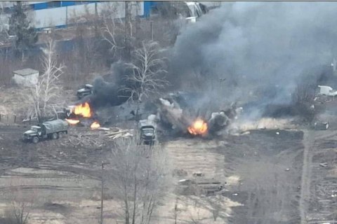 Огромная колонна российских войск под Киевом начала перегруппироваться, – CNN