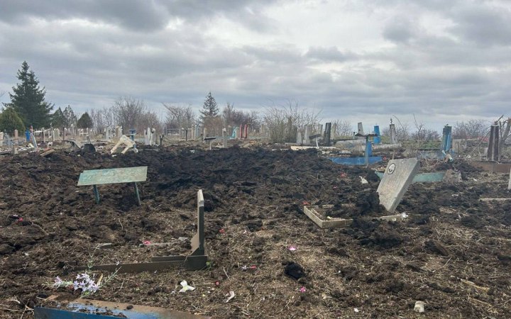 Росіяни вдарили ФАБами по Куп’янську, потрапили по кладовищу