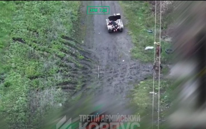 Бійці Третього армійського корпусу евакуювали цивільну з "кіл-зони" за допомогою наземного робота