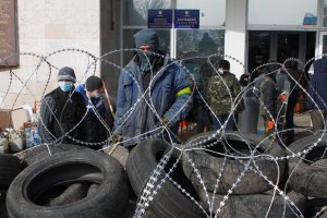 Милиция призвала покинуть площадь у Донецкой ОГА "во избежание эксцессов"