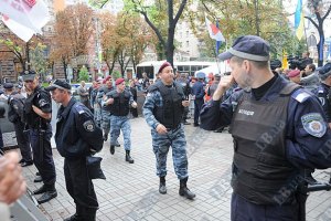 Сторонники и противники Тимошенко спокойно митингуют под судом, - милиция 