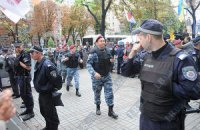 Сторонники и противники Тимошенко спокойно митингуют под судом, - милиция 
