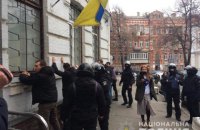 Под райотделом в Киеве произошли столкновения: 40 задержанных, трое полицейских - в больнице (обновлено)