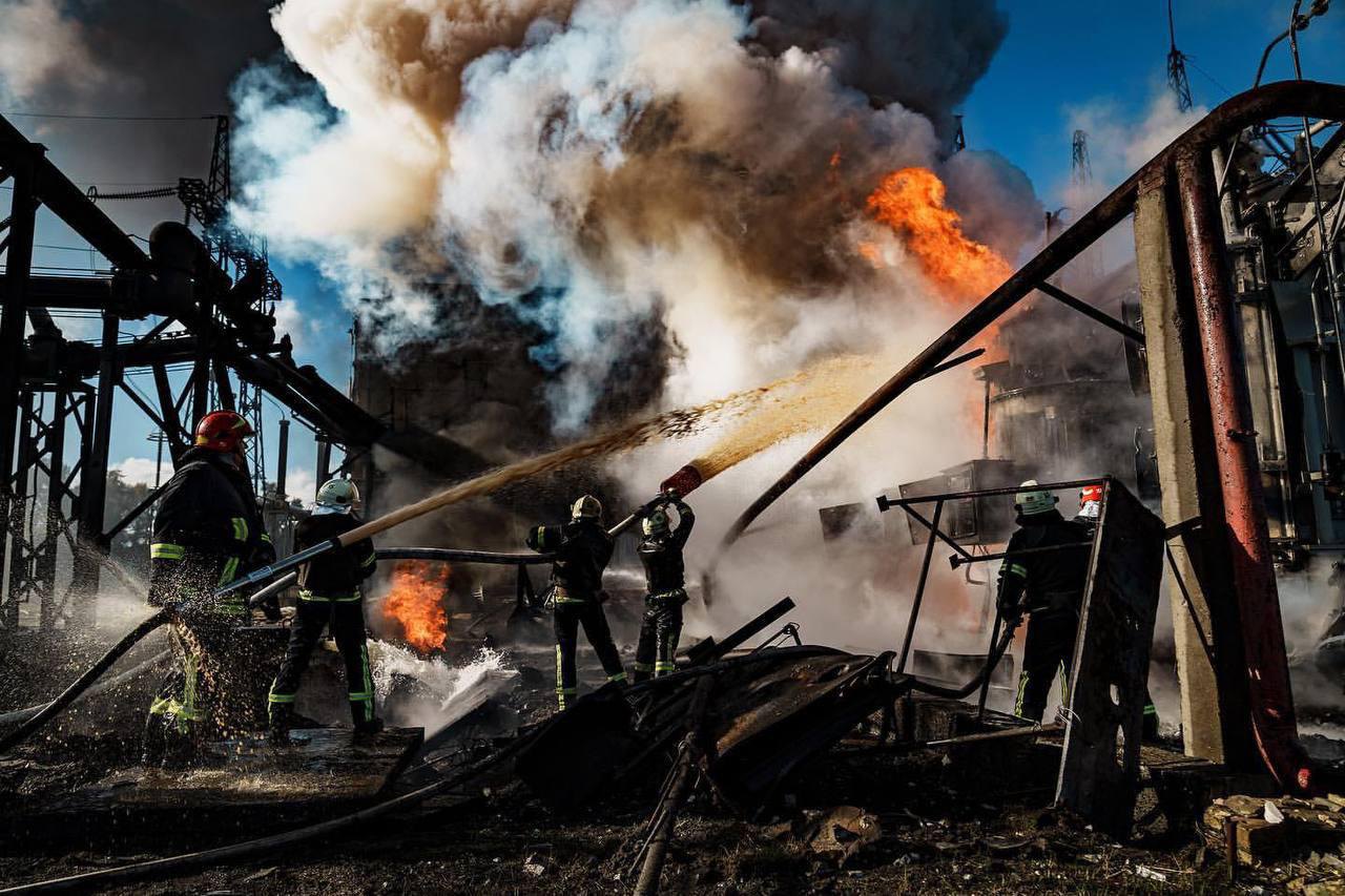 Ліквідація пожежі після обстрілів окупантами об'єкта критичної інфраструктури України.