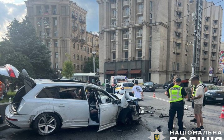 У центрі Києва 19-річний іноземець на Audi в’їхав у паркан. Постраждали 2 пасажири та пішохід