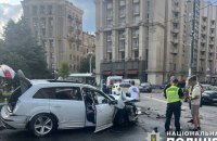 У центрі Києва 19-річний іноземець на Audi в’їхав у паркан. Постраждали 2 пасажири та пішохід