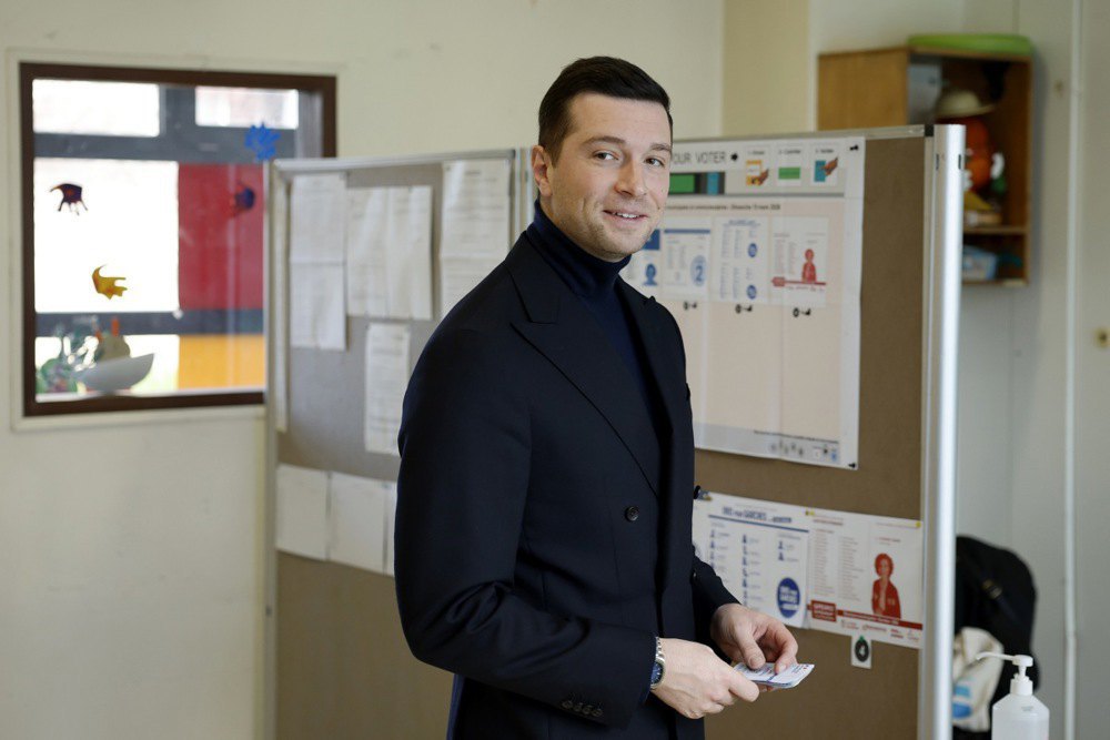 Лідер партії «Національне об’єднання» Жордан Барделла голосує на виборчій дільниці під час першого туру муніципальних виборів у Франції в Гарше