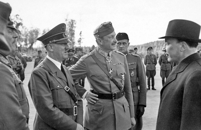 Рейхканцлер Німеччини Адольф Гітлер, маршал фінських військ Карл Маннергейм і президент Фінляндії Рісто Рюті. Червень 1942
року.