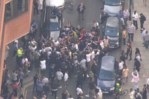 В Лондоне вспыхнули протесты из-за пожара в многоэтажке 