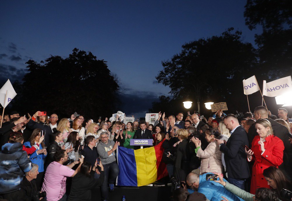 Мер Бухареста Нікушор Дан святкує перемогу після оголошення перших результатів екзитполів у Бухаресті, 19 травня 2025 року.