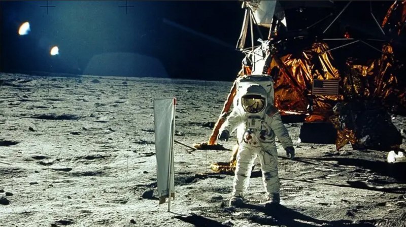 Історична місія <i>NASA</i> «Аполлон-11»: 20 липня 1969 р. на поверхню Місяця вперше ступила нога людини.