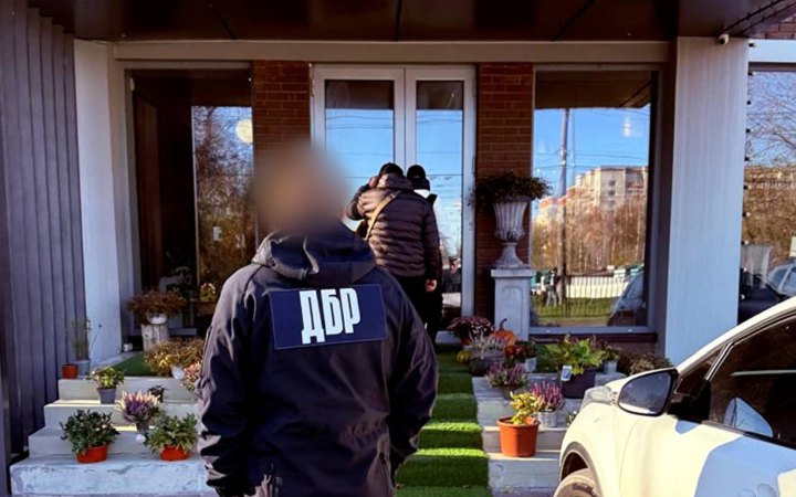 Ексочільника Міграційної служби на Хмельниччині підозрюють у приховуванні майна на понад 30 млн грн