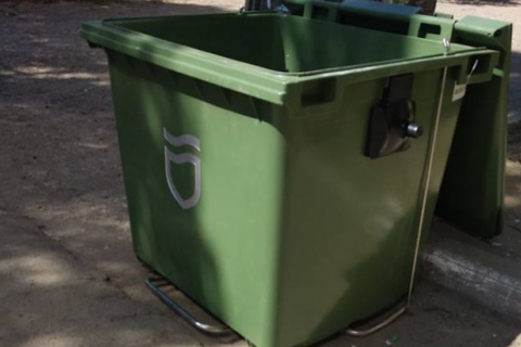 Жителі приватного сектора у Дніпрі вкрали сміттєві контейнери, щоб квасити в них капусту і солити кавуни