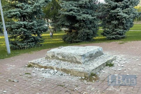 У Києві демонтували пам'ятник дружби з Москвою