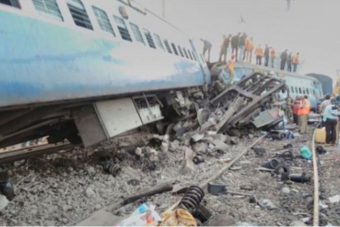 При сходженні поїзда з рейок в Індії загинули 36 людей