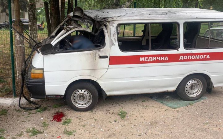 На Дніпропетровщині росіяни скинули вибухівку з дрона на авто "швидкої"