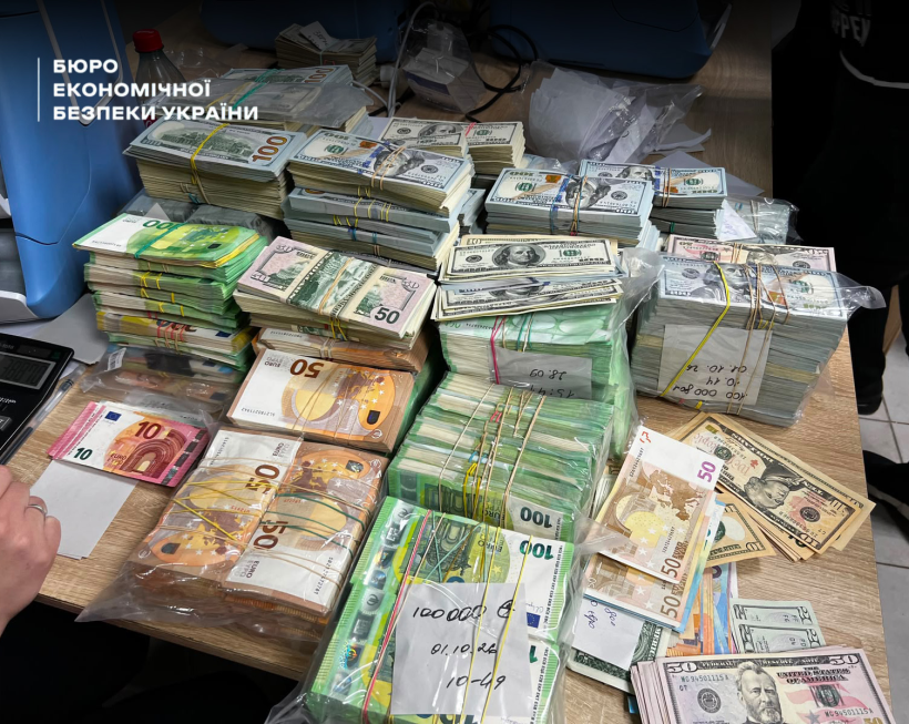 Знайдені під час обшуків гроші