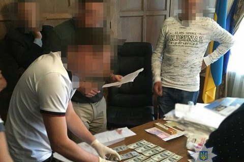 Задержанного при получении $1,5 тыс. взятки экс-главу Старосамборской РГА оштрафовали на 25,5 тыс. гривен