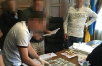 Задержанного при получении $1,5 тыс. взятки экс-главу Старосамборской РГА оштрафовали на 25,5 тыс. гривен
