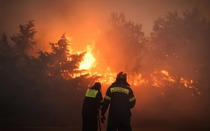 Через лісову пожежу біля Афін евакуювали девʼять районів