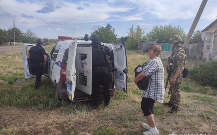 Правоохоронці евакуювали 23 людини з Вовчанської громади