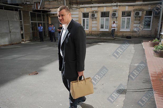 Охоронець Тимошенко з її сумочкою у дворі Печерського суду