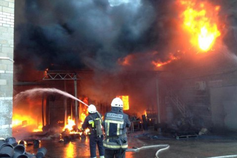 В пригороде Днепра возник крупный пожар на складе пластика