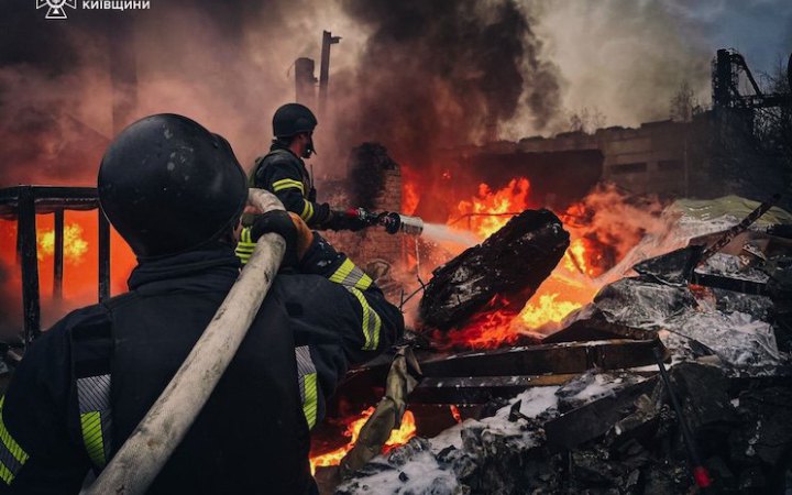 У Броварському районі внаслідок атаки ворога горів склад, поранена людина (оновлено)