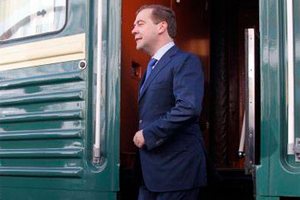 Медведев, в ходе рабочего визита, сошел с поезда попить квас