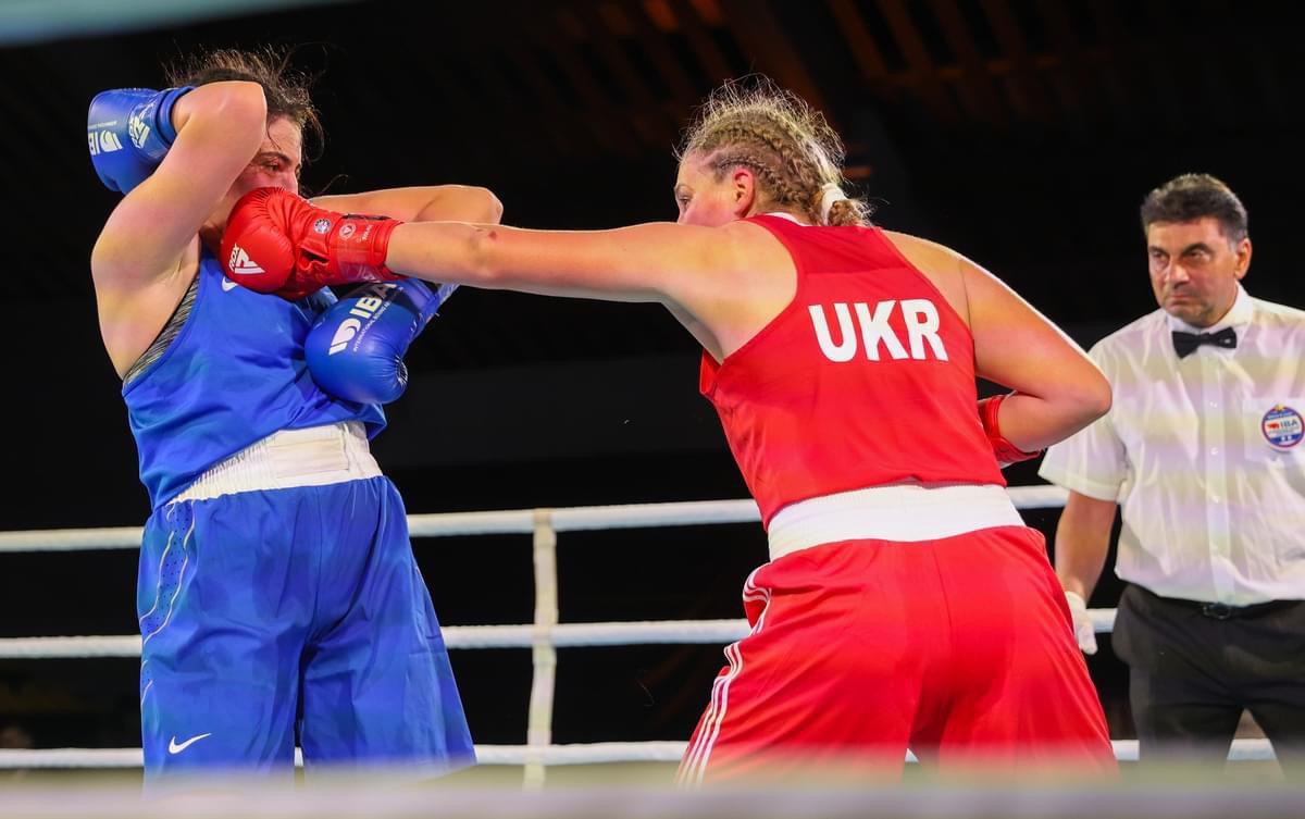 Ірина Луцак (праворуч) під час поєдинку на Чемпіонаті Європи <i>U-23</i> з боксу.