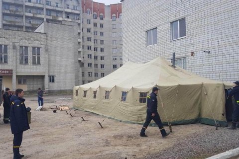 В Украине возле больниц появились палатки для распределения больных COVID-19