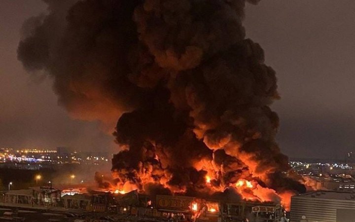 Унаслідок масштабної пожежі у торговому комплексі у Підмосков’ї загинув чоловік