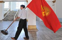 В Киргизии предложили штрафовать за неправильное вывешивание флага