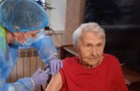 104-летняя одесситка получила вторую прививку от COVID-19 ради поездки в Польшу
