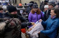 Замгоссекретаря США раздает на Майдане еду