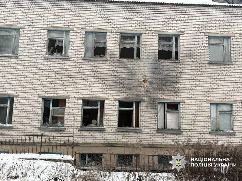 Росіяни безпілотниками “молнія” атакували будівлю школи в Семенівці