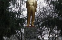 У Полтавській області відбили голову пам'ятнику Леніну, ще один облили фарбою