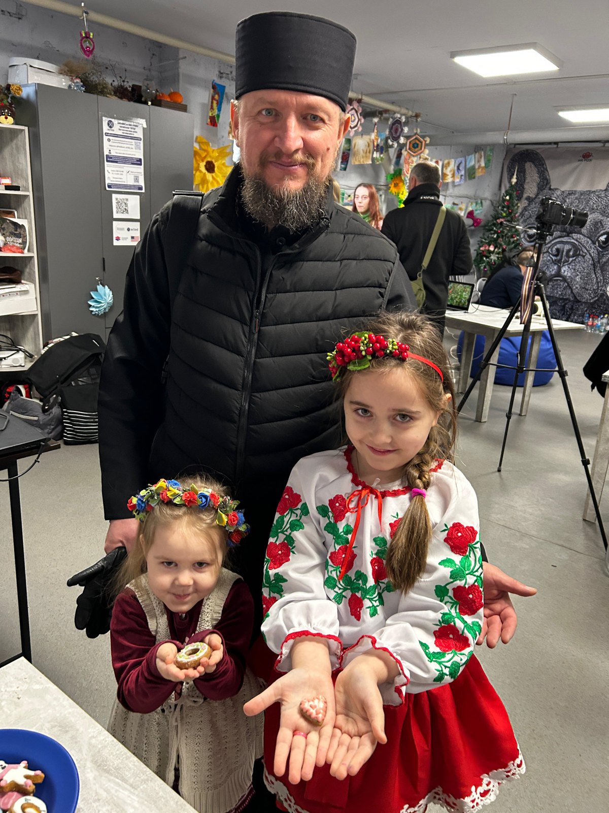 Священник Валентин Гороховський з маленькими парафіянками