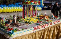 Жители Запорожья устроили грандиозную давку за бесплатным тортом