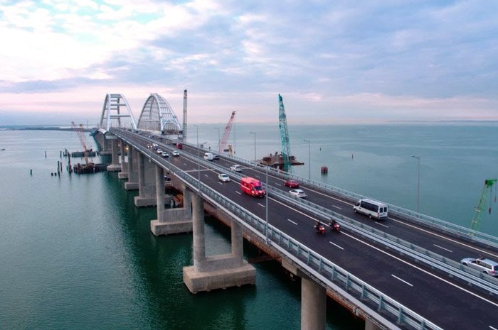 С октября 2018 Керченский мост открыт для грузовых автомобилей. 