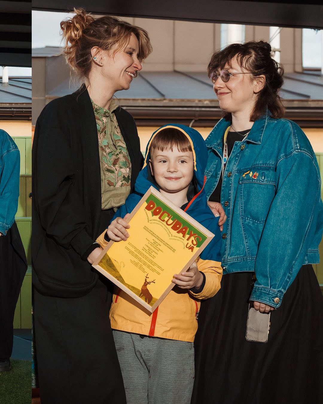 Команду фільму «З любовʼю з фронту» та режисерку Алісу Коваленко (ліворуч) відзначено спеціальною нагородою в українському
конкурсі Міжнародний фестиваль документального кіно про права людини Docudays UA