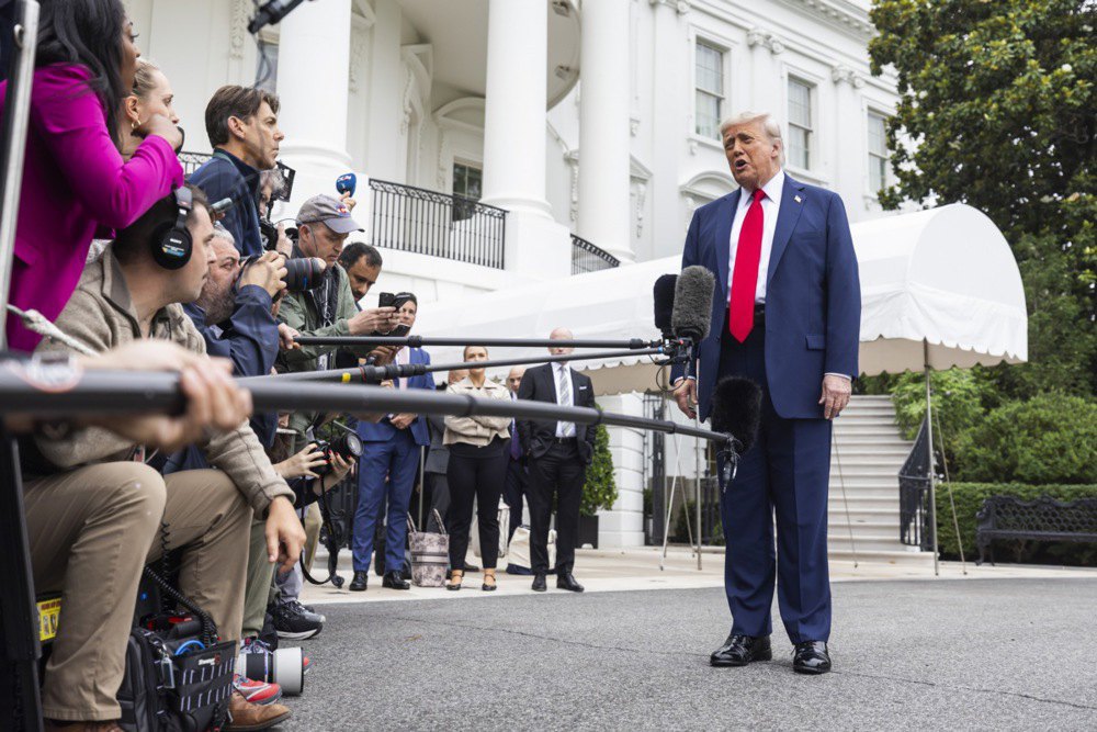 Президент США Дональд Трамп спілкується з журналістами на галявині Білого дому перед вильотом на саміт <i>G7</i>&nbsp;у Канаду,
15 червня 2025 р.