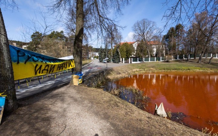 Активисты окрасили в кровавый цвет воду в пруду у российского посольства в Литве