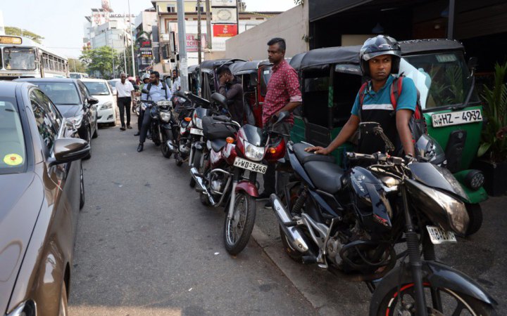 Азія економить на тлі кризи з пальним: вихідний у середу, робота з дому, футболки і обмеження поїздок