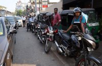 Азія економить на тлі кризи з пальним: вихідний у середу, робота з дому, футболки і обмеження поїздок