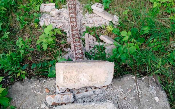 На Харківщині пошкодили пам'ятник жертвам Голодомору та надгробки